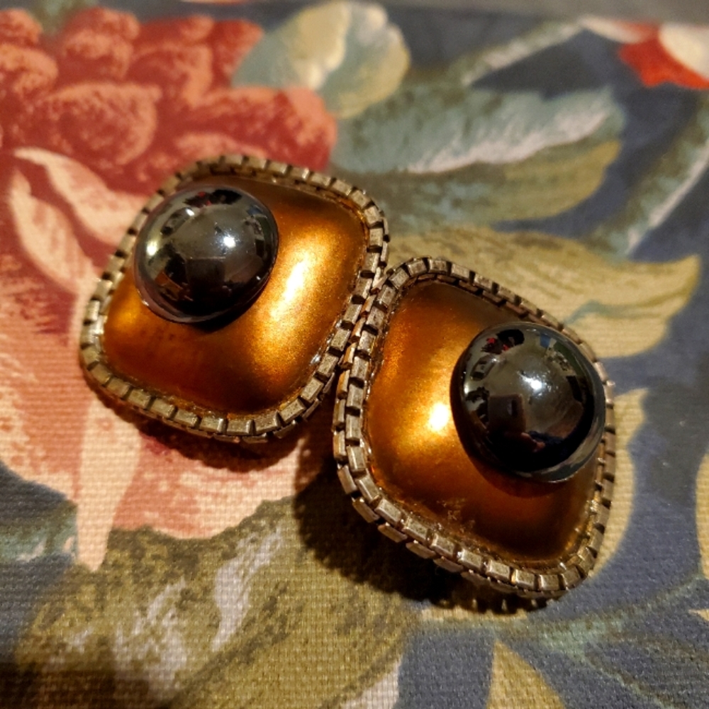 WENDY GELL Vintage Clip On Earrings